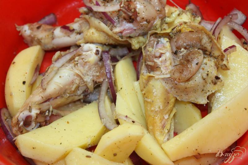 Фото приготовление рецепта: Картофель запеченный с куриными крыльями в рукаве шаг №5