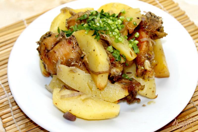 Фото приготовление рецепта: Картофель запеченный с куриными крыльями в рукаве шаг №7