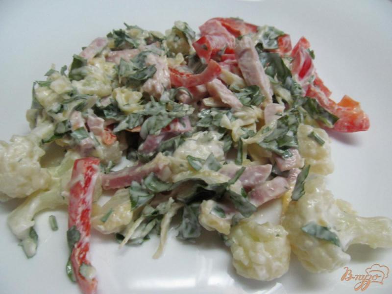 Фото приготовление рецепта: Салат из цветной капустой с перцем и ветчиной шаг №4