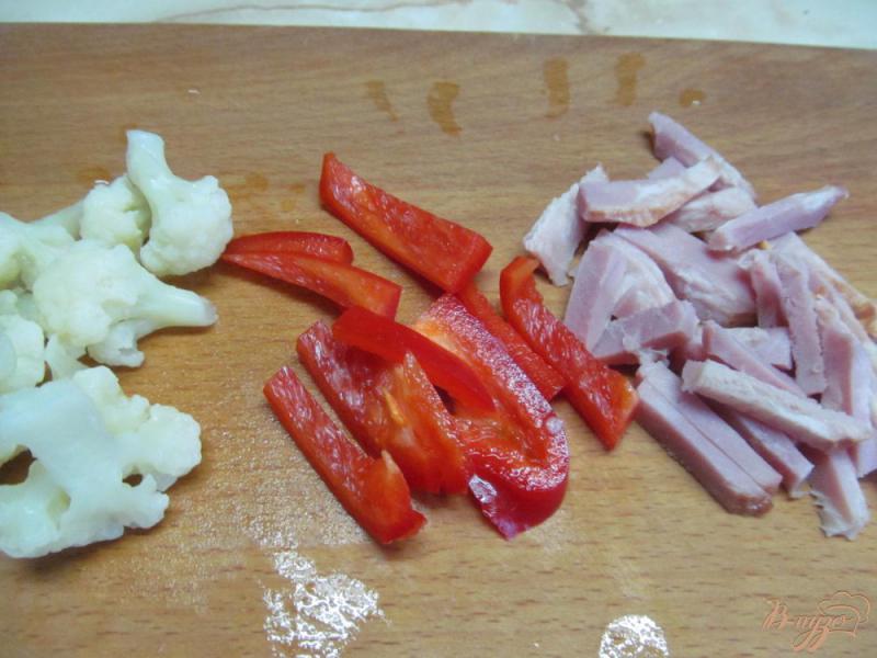 Фото приготовление рецепта: Салат из цветной капустой с перцем и ветчиной шаг №1