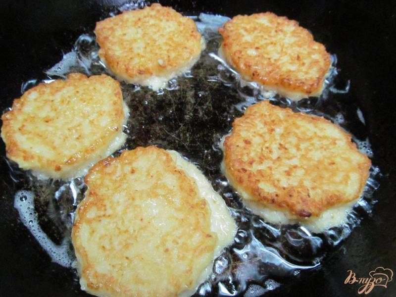 Фото приготовление рецепта: Картофельные оладьи с мачанкой шаг №4