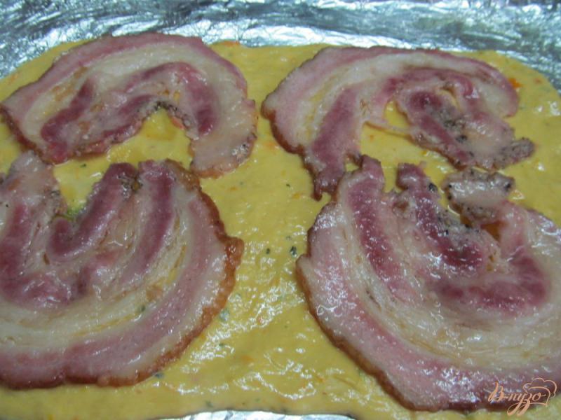 Фото приготовление рецепта: Пицца с свиным рулетом и карамелизированным луком шаг №3