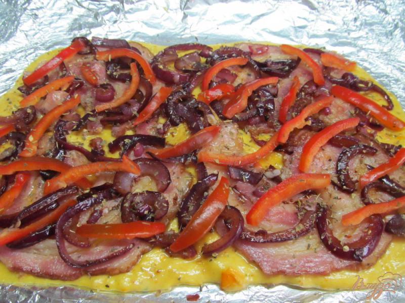Фото приготовление рецепта: Пицца с свиным рулетом и карамелизированным луком шаг №5