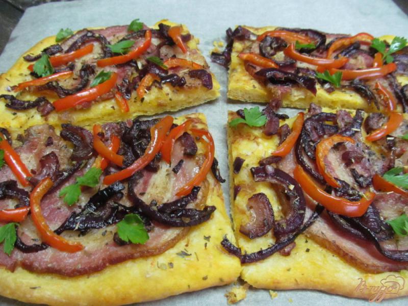 Фото приготовление рецепта: Пицца с свиным рулетом и карамелизированным луком шаг №7