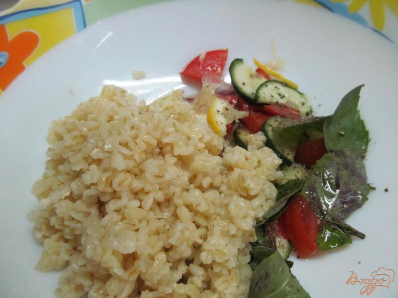Фото приготовление рецепта: Салат с булгуром и овощами шаг №4