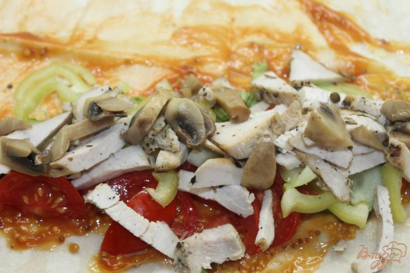 Фото приготовление рецепта: Шаурма с курицей и маринованными грибами шаг №6