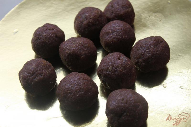Фото приготовление рецепта: Шарики в шоколаде с малиной и абрикосом шаг №5