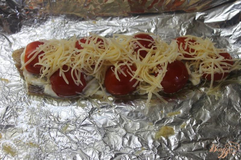 Фото приготовление рецепта: Филе скумбрии запеченное с помидорами черри под сыром шаг №5