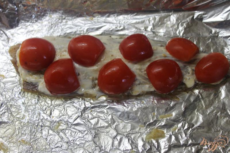 Фото приготовление рецепта: Филе скумбрии запеченное с помидорами черри под сыром шаг №4