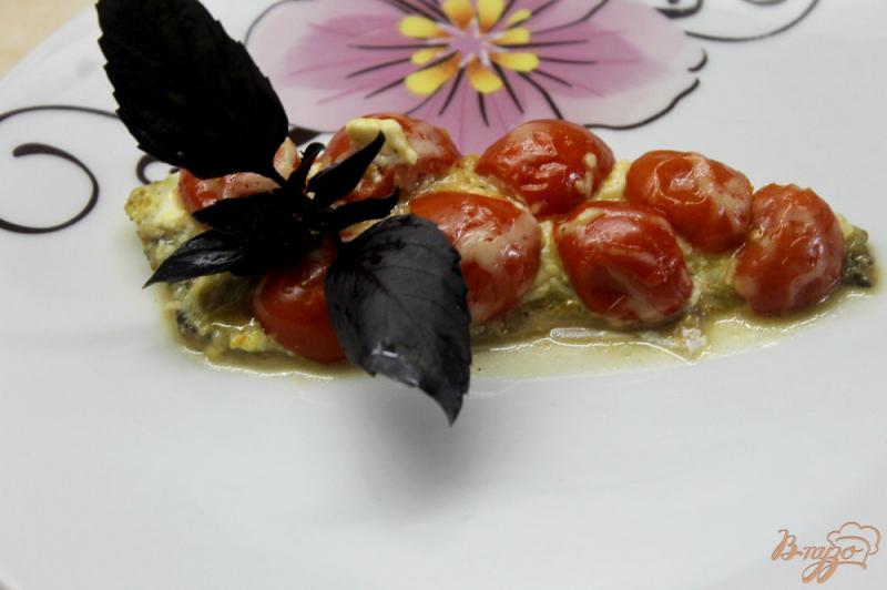 Фото приготовление рецепта: Филе скумбрии запеченное с помидорами черри под сыром шаг №6