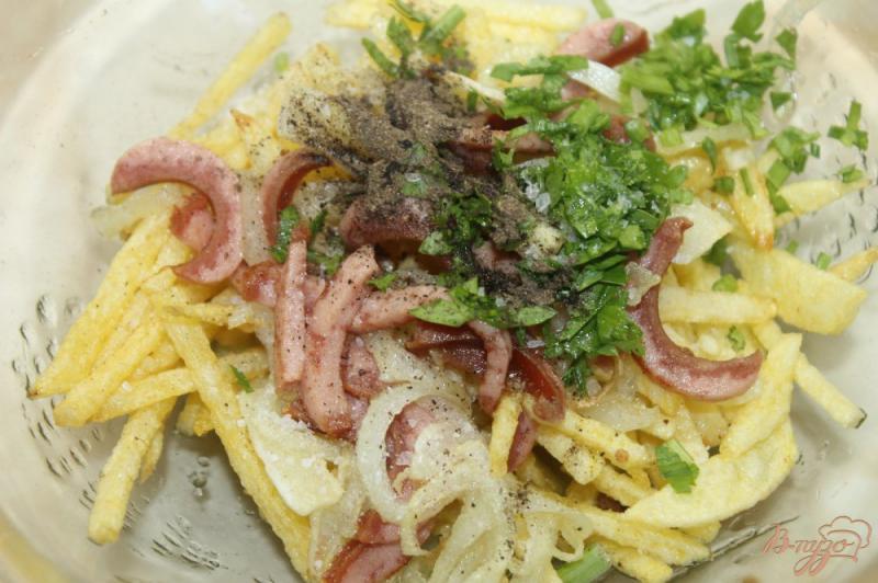 Фото приготовление рецепта: Картофель пай с сосисками и луком во фритюре шаг №4