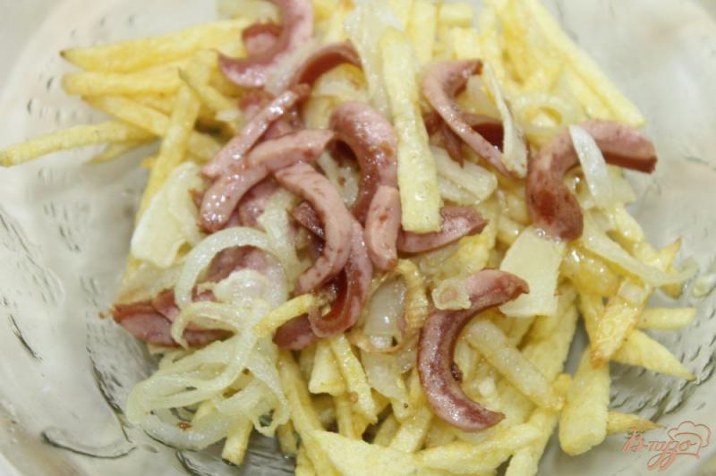 Фото приготовление рецепта: Картофель пай с сосисками и луком во фритюре шаг №3