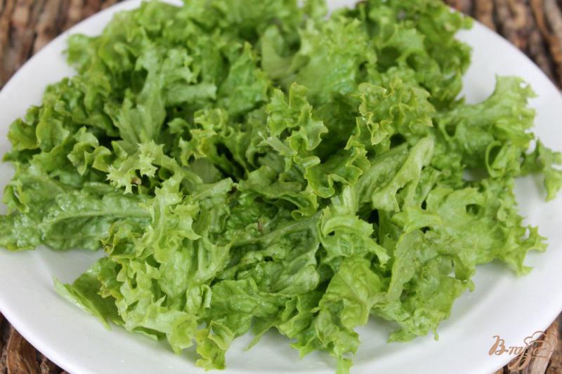 Фото приготовление рецепта: Зеленый салат с помидорами и охотничьими колбасками шаг №1