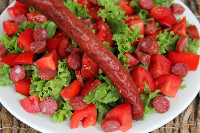 Фото приготовление рецепта: Зеленый салат с помидорами и охотничьими колбасками шаг №3