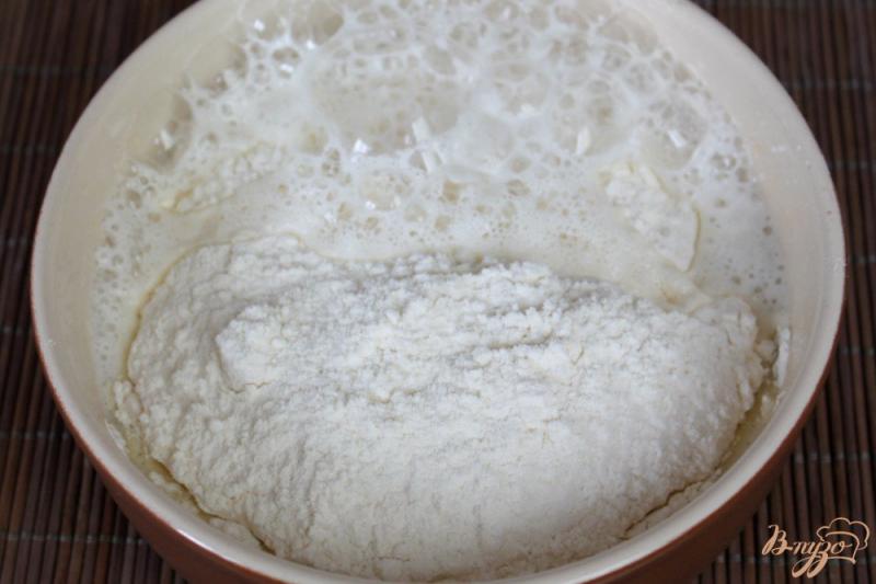Фото приготовление рецепта: Пирог на сметане с грецкими орехами и семенами льна шаг №2