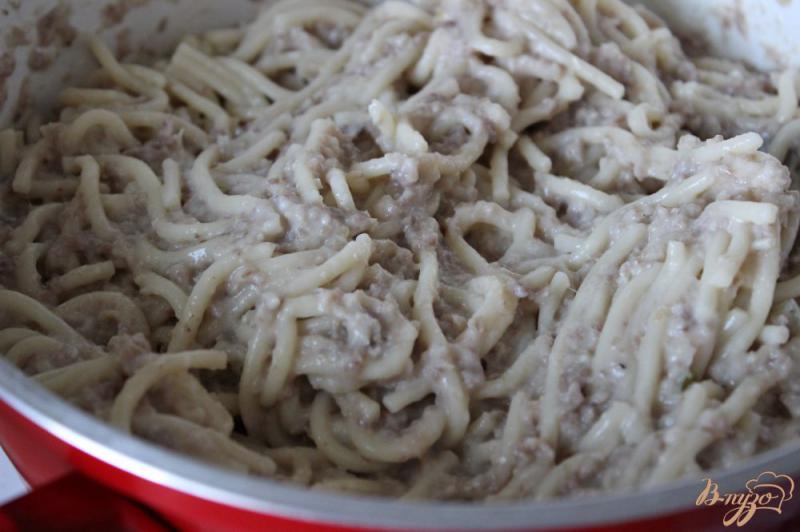 Фото приготовление рецепта: Спагетти с говядиной в молочном соусе шаг №7
