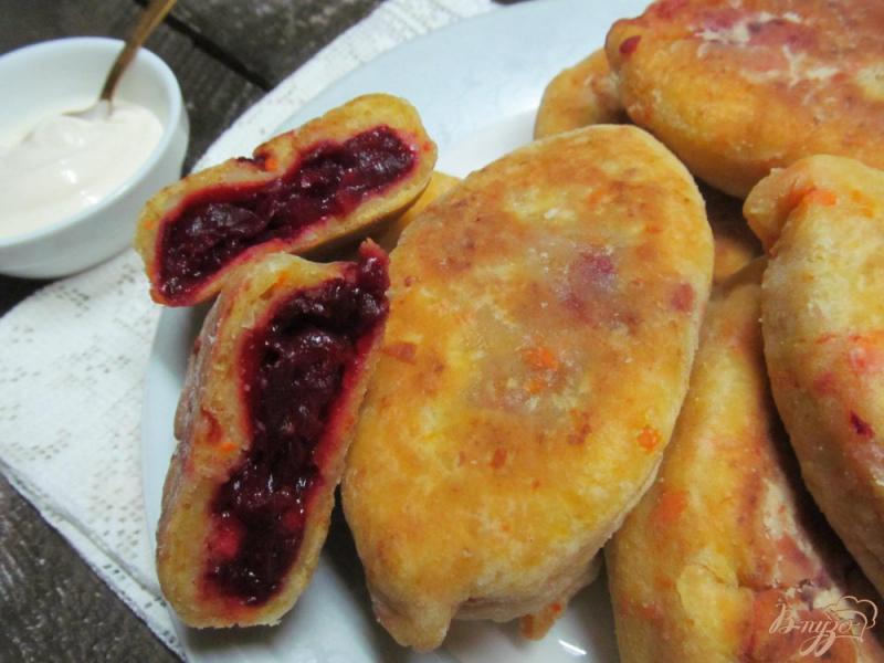 Фото приготовление рецепта: Картофельные пирожки со свеклой шаг №9