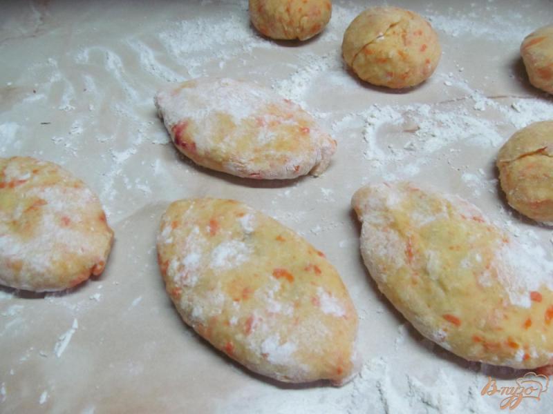 Фото приготовление рецепта: Картофельные пирожки со свеклой шаг №7