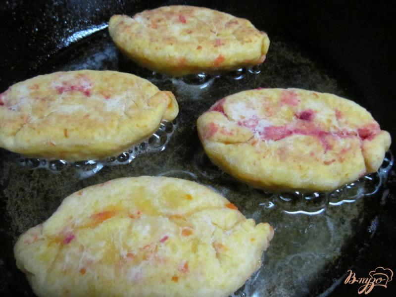 Фото приготовление рецепта: Картофельные пирожки со свеклой шаг №8