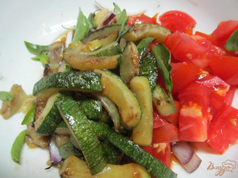 Фото приготовление рецепта: Салат с печенным баклажаном и жаренным кабачком шаг №5