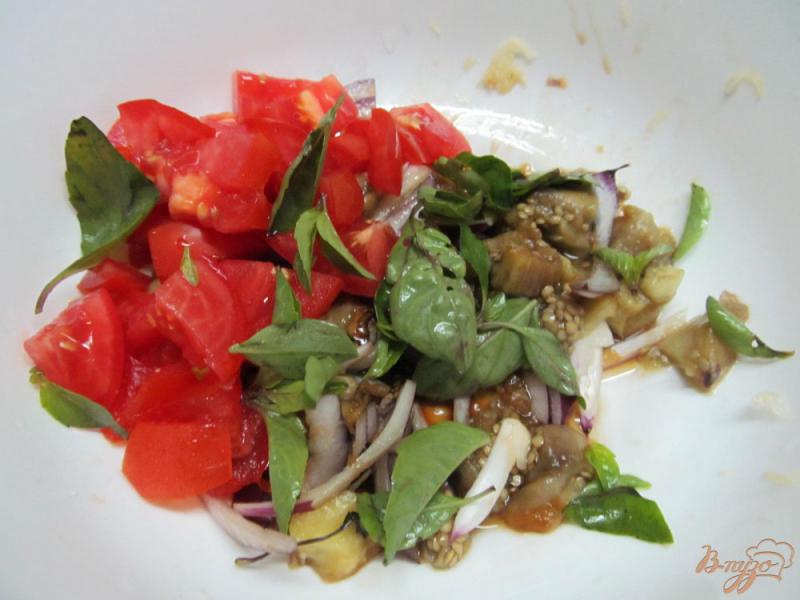 Фото приготовление рецепта: Салат с печенным баклажаном и жаренным кабачком шаг №4