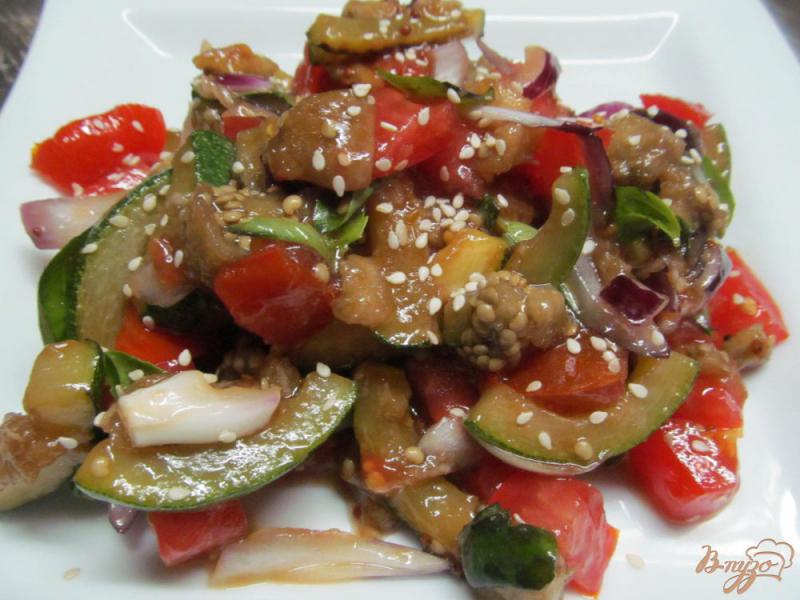 Фото приготовление рецепта: Салат с печенным баклажаном и жаренным кабачком шаг №6