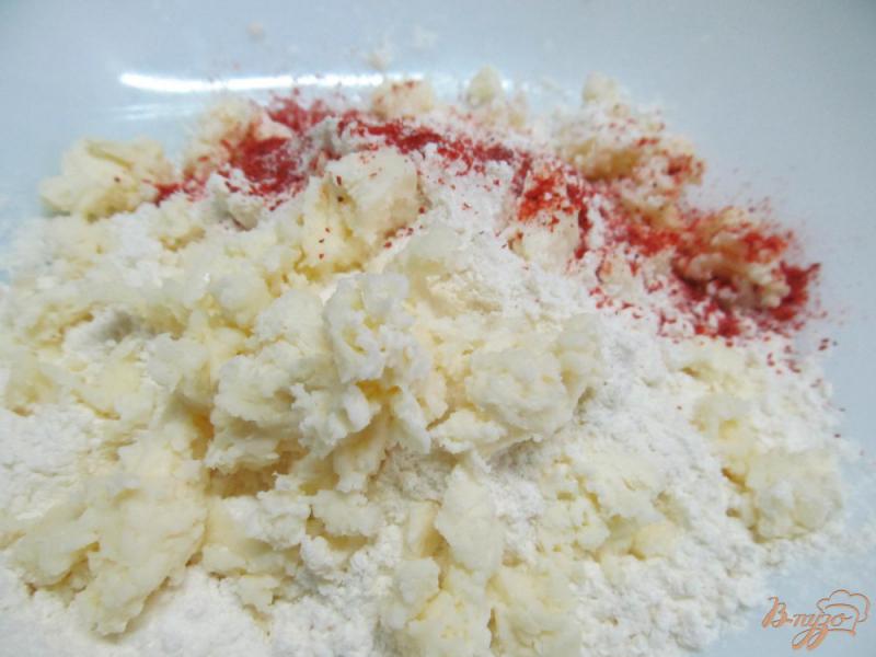 Фото приготовление рецепта: Печенье с брынзой и жаренным луком шаг №2