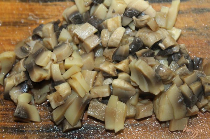 Фото приготовление рецепта: Гренки с маринованными грибами и сыром шаг №3