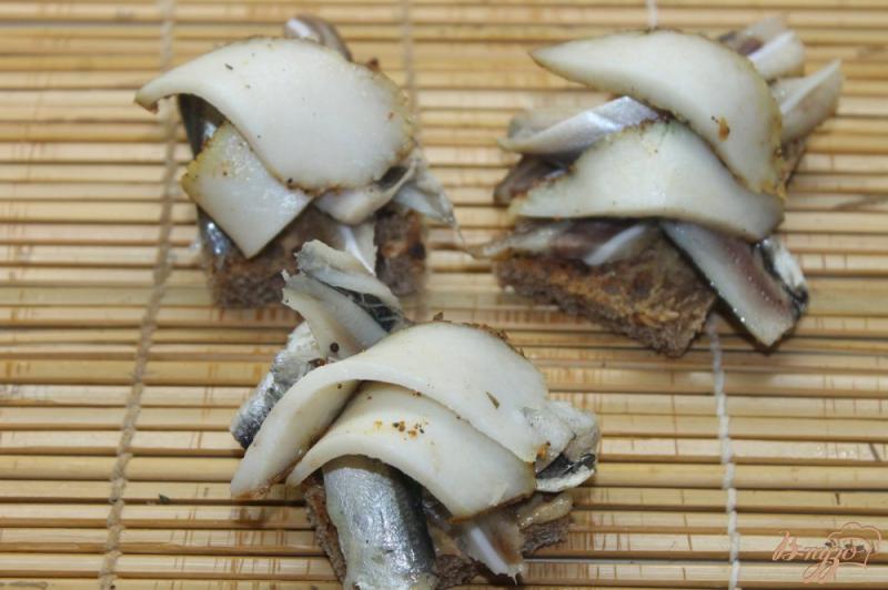 Фото приготовление рецепта: Деревенские ржаные гренки с салакой, ушками и салом шаг №6