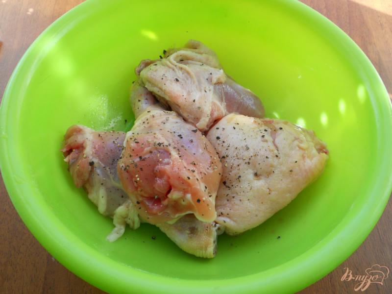 Фото приготовление рецепта: Хрустящие куриные окорочка в крахмальной панировке на сковороде шаг №2