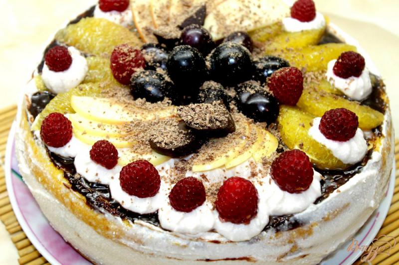 Фото приготовление рецепта: Бисквитный фруктовый торт с малиной шаг №13