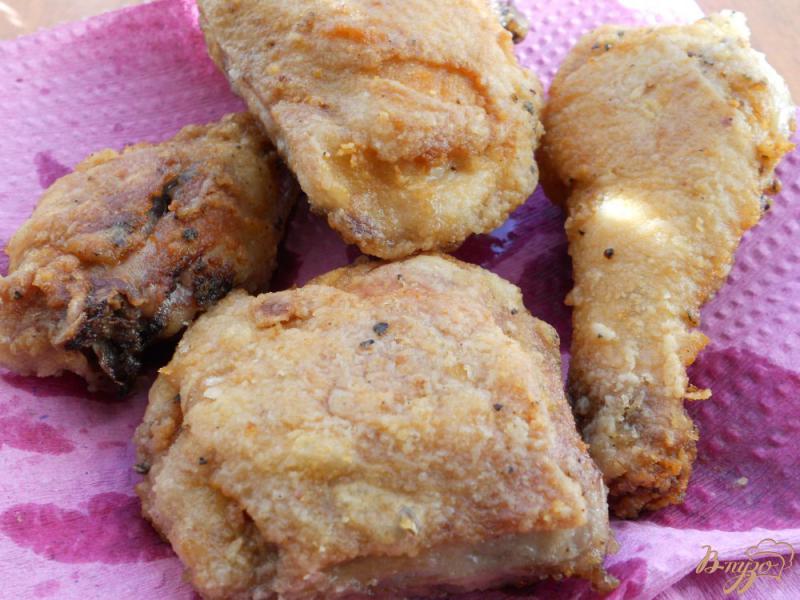Фото приготовление рецепта: Хрустящие куриные окорочка в крахмальной панировке на сковороде шаг №7