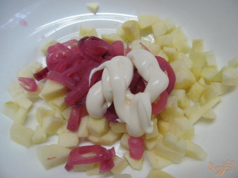Фото приготовление рецепта: Салат из яблока с апельсином и яйцом шаг №2