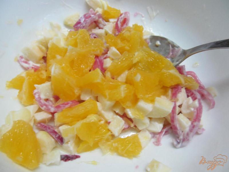 Фото приготовление рецепта: Салат из яблока с апельсином и яйцом шаг №3
