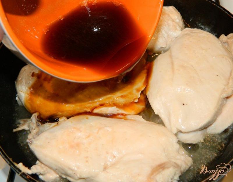 Фото приготовление рецепта: Куриное филе с соевым соусом, медом и вином шаг №4