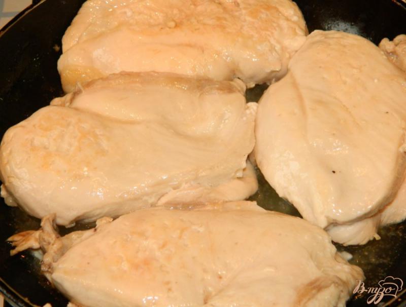 Фото приготовление рецепта: Куриное филе с соевым соусом, медом и вином шаг №2