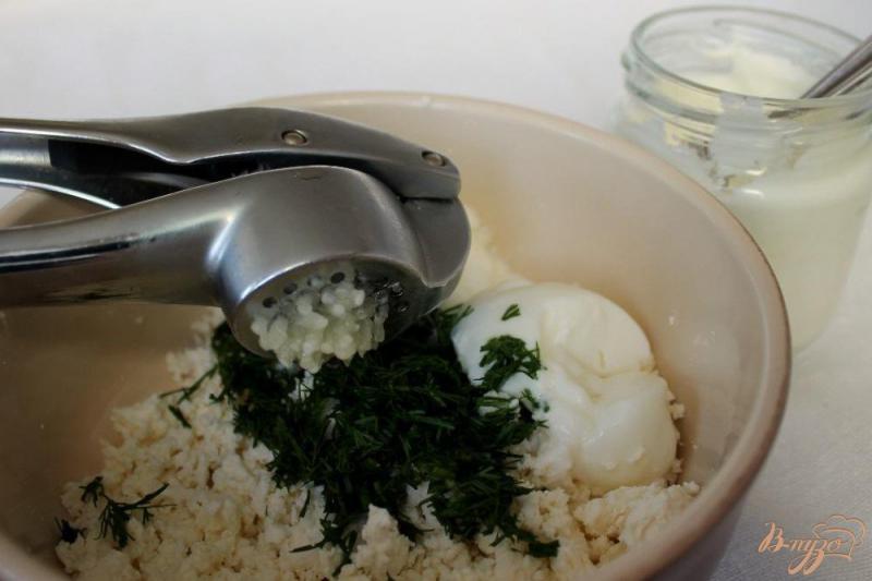 Фото приготовление рецепта: Закуска «Парусник» с миндальной пастой, брынзой и базиликом шаг №8