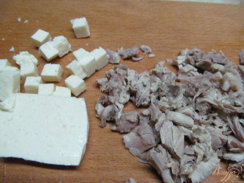 Фото приготовление рецепта: Салат из мяса индейки с перцем и семечками шаг №1