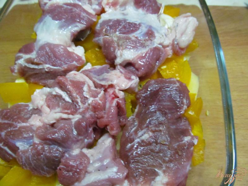 Фото приготовление рецепта: Свиной ошеек запеченный с овощами шаг №4