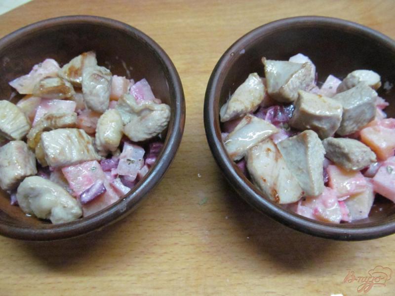 Фото приготовление рецепта: Мясо индейки с овощами в горшочках шаг №5