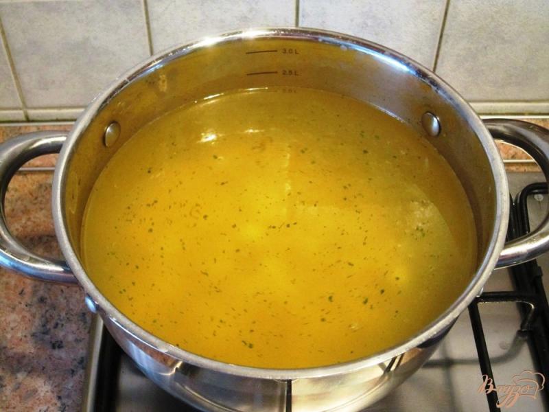 Фото приготовление рецепта: Быстрый суп с полукопченными сосисками шаг №3