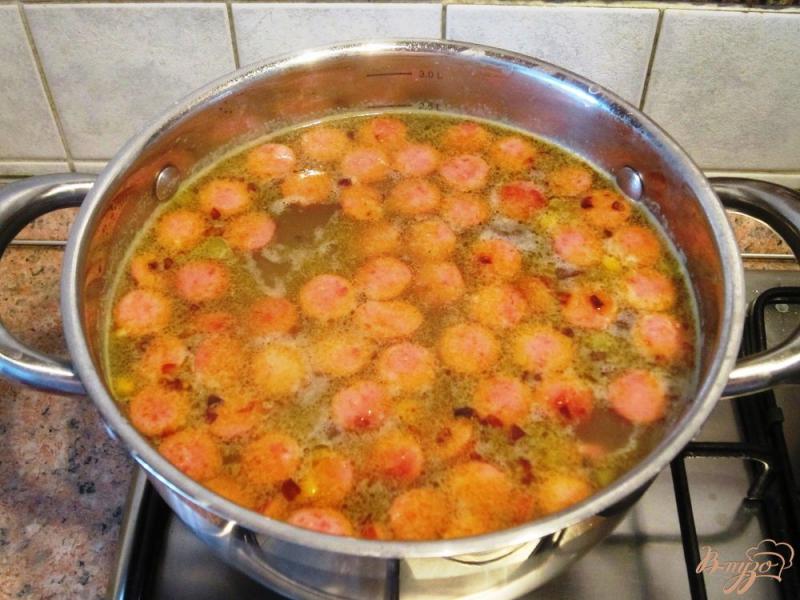 Фото приготовление рецепта: Быстрый суп с полукопченными сосисками шаг №6