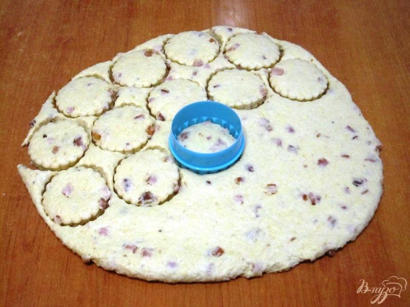 Фото приготовление рецепта: Печенье с беконом и сыром шаг №9