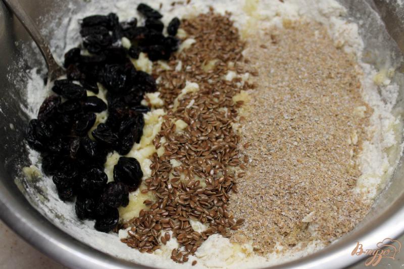 Фото приготовление рецепта: Печенье со ржаными отрубями, изюмом и семенами льна шаг №4
