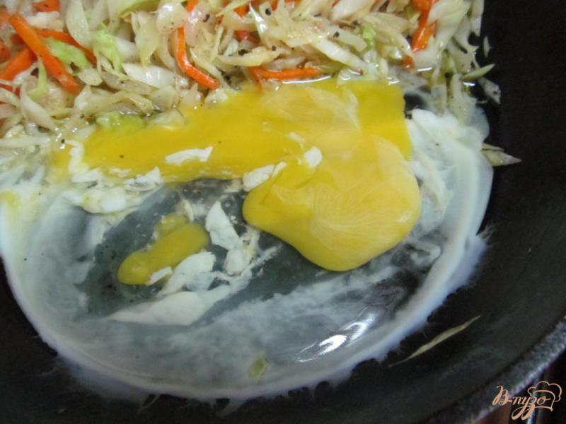 Фото приготовление рецепта: Жаренная капуста с яйцом шаг №5