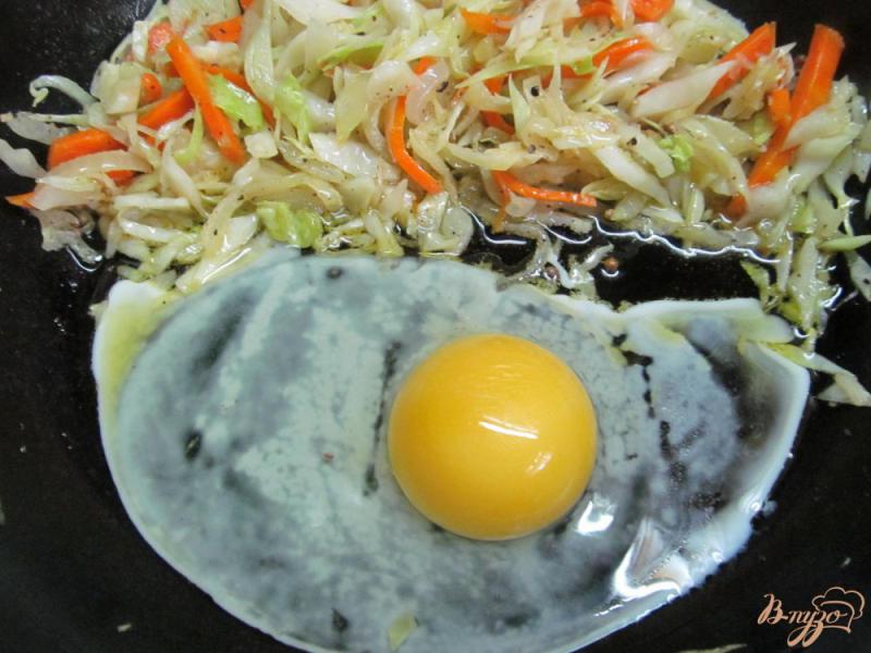 Фото приготовление рецепта: Жаренная капуста с яйцом шаг №4