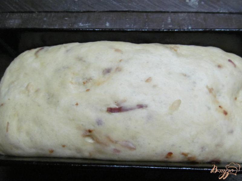 Фото приготовление рецепта: Хлеб с красным луком и чесноком шаг №7