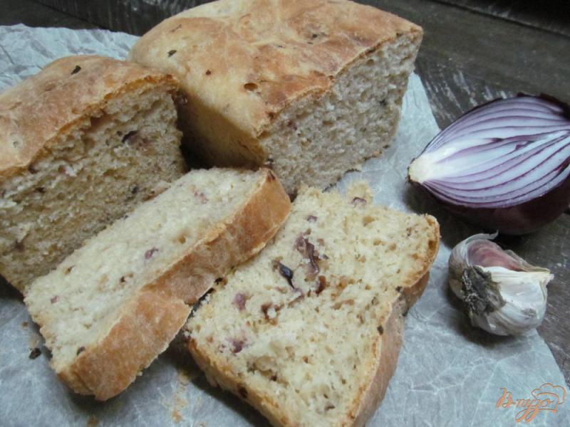 Фото приготовление рецепта: Хлеб с красным луком и чесноком шаг №8