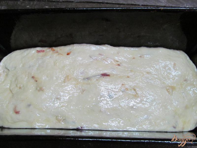 Фото приготовление рецепта: Хлеб с красным луком и чесноком шаг №6