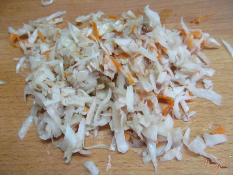 Фото приготовление рецепта: Зразы из картофеля грибов и маринованной капусты шаг №2